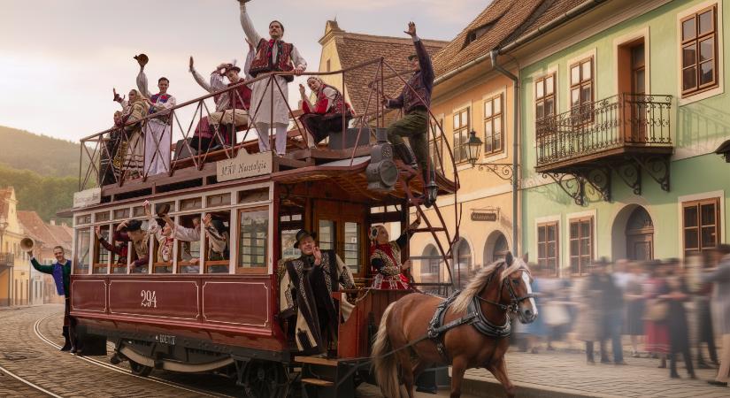 Megnyílt a Fitos Dezső Társulat kiállítása – 17 előadást tart repertoáron az ország legfiatalabb hivatásos táncegyüttese