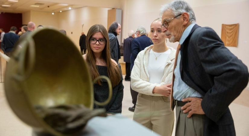 Munkácsy-díjas szobrász alkotásai a Hírös Agórában – fotók