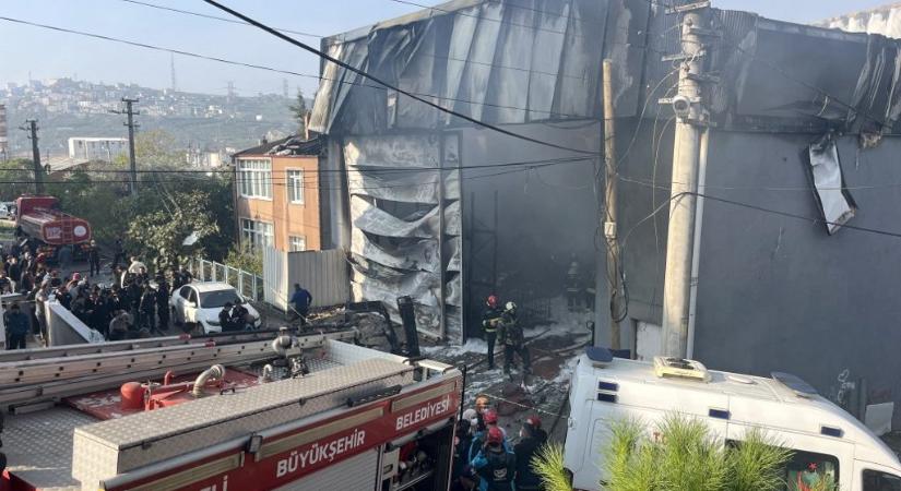 Legalább hatan meghaltak a törökországi parfümraktárban kitört tűzvészben