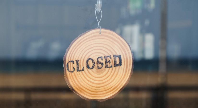 Ennyi volt! Híres magyar ruhamárka zárja be az üzleteit