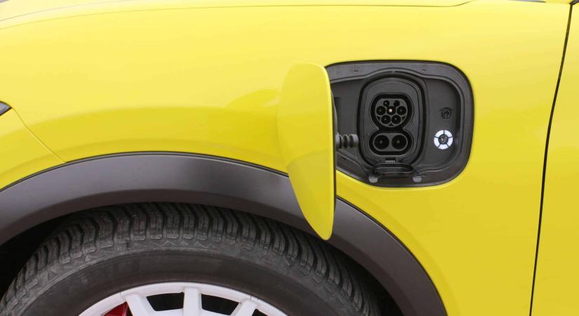 Nincs ingyenebéd: útdíjat fizettetnének a villanyautósokkal