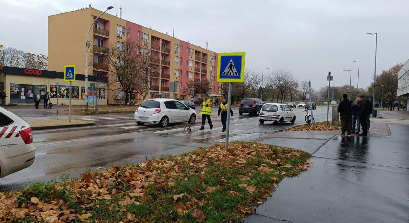Anyát és lányát gázolta el egy autós a zebrán Szolnokon, a Várkonyi téri körforgalomnál
