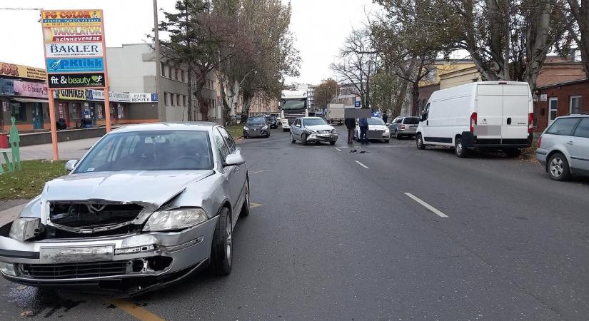 Két autó karambolozott Sopronban - fotókkal