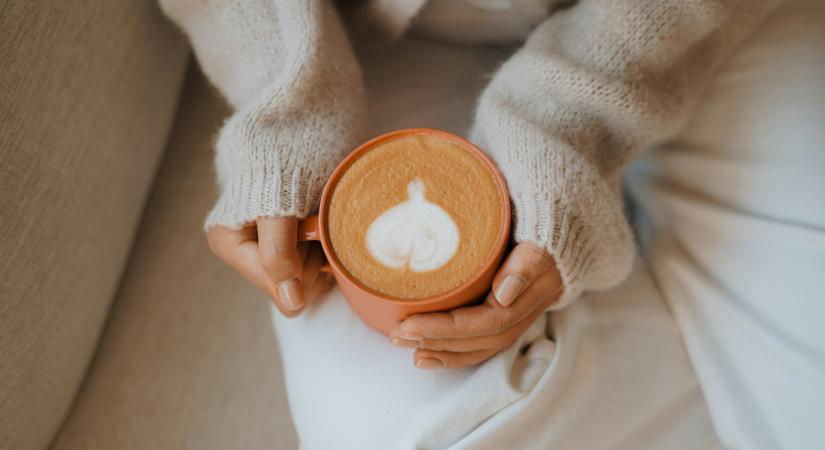 Nem teszek ébresztőt és a kanapén kávézok. Ez lett az új terápiám