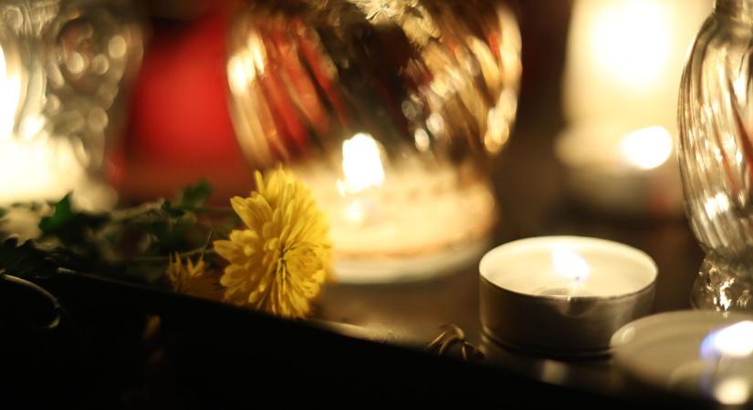 SMS-ben terjednek csaló üzenetek a sírhelyek megváltásával kapcsolatban