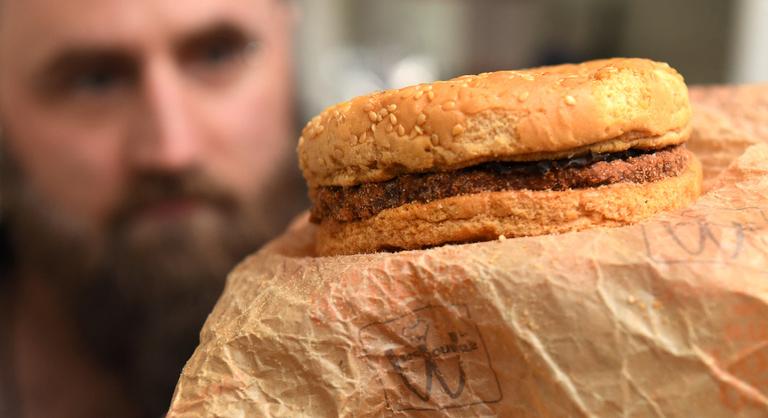 Hátborzongatóan ép a világ legrégebbi, harminc éves McDonald's-burgere