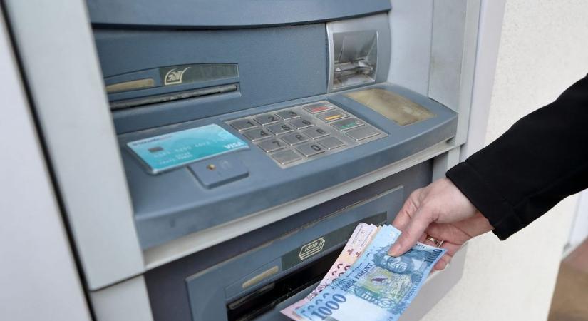 Ilyen könnyen nyúlt le százezreket dunaújvárosi bankautomatákból