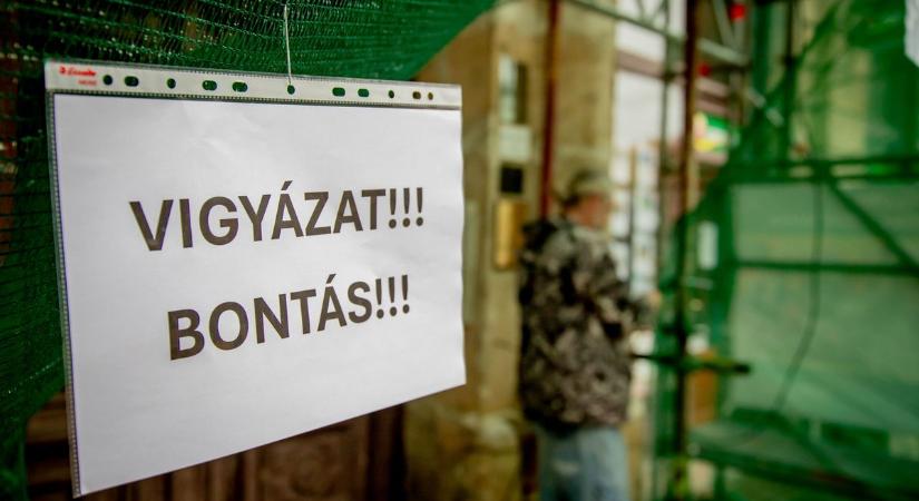 Újjászületik egy romos miskolci erkély – a kőfaragómester ismét csodát tesz-fotókkal!