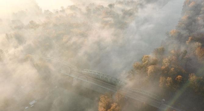 A köd és a napsütés harca jön