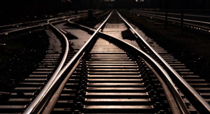 Tehervonat gázolt el egy embert Almásfüzitő és Komárom között