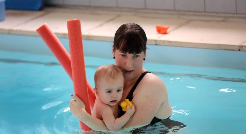 Az anyukák csacsognak, a babák pancsolnak – kell ennél jobb szombatra? Benéztünk a babaúszásra