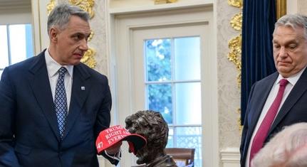 Trump aláírásáért álltak sorba a magyar kormány tagjai