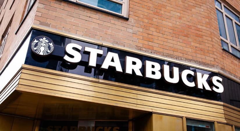 Kávé és karácsonyi káosz – ezért kellett bocsánatot kérnie a Starbucksnak