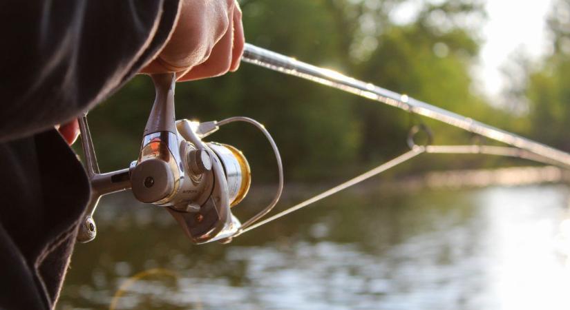 Lebukott a horgász, aki kukászsákban próbált halat lopni a Tisza-holtágból – örökre eltiltották