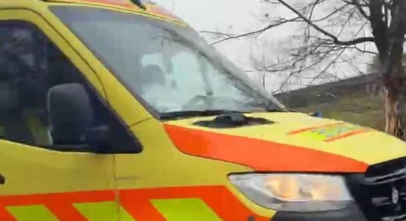 Felborult egy autó a 25-ös főúton – több mentő is érkezett a helyszínre  videó