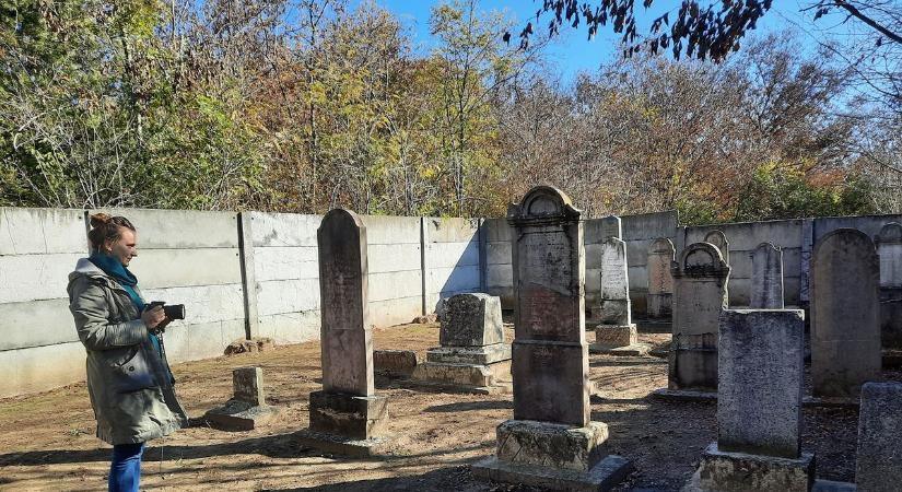 A szedresi zsidóság nyughelyén fotózott