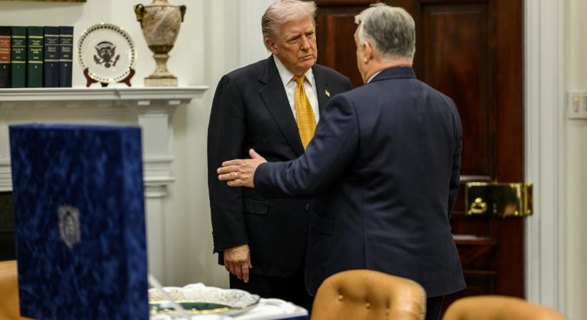 A Trump-család címerével ellátott tálat ajándékozott Orbán a vendéglátójának