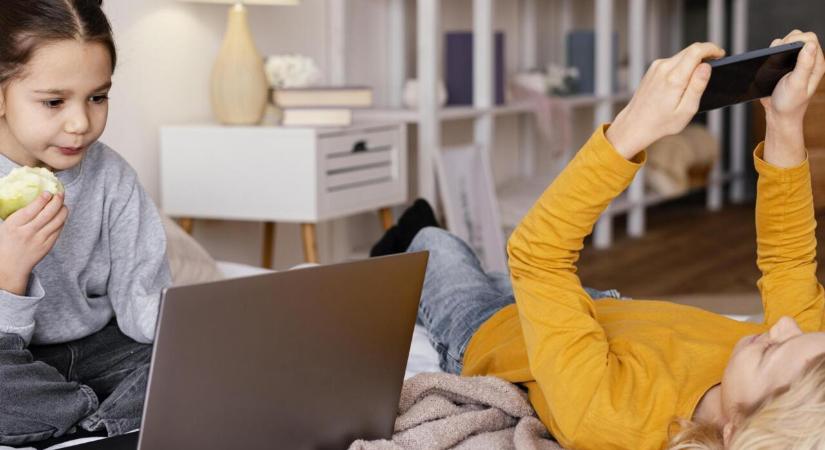 Dánia jóváhagyta a közösségi média tilalmát a 15 év alatti gyermekek számára