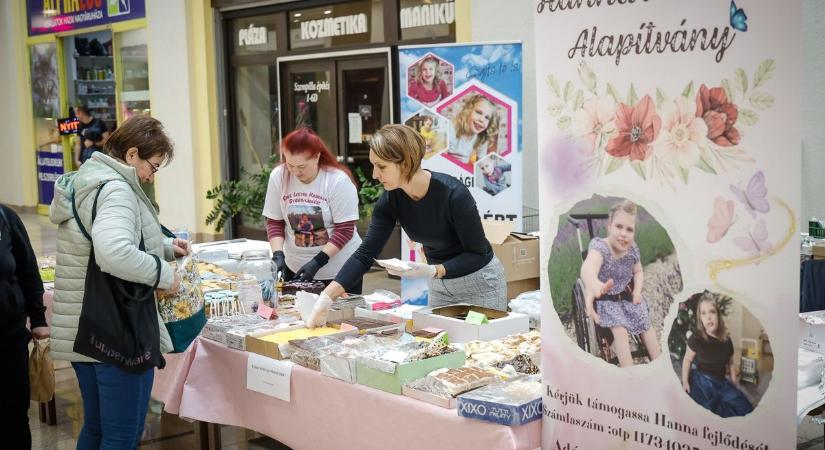 Újra összefogtak Hannáért: jótékonysági sütivásár volt a plázában  fotók