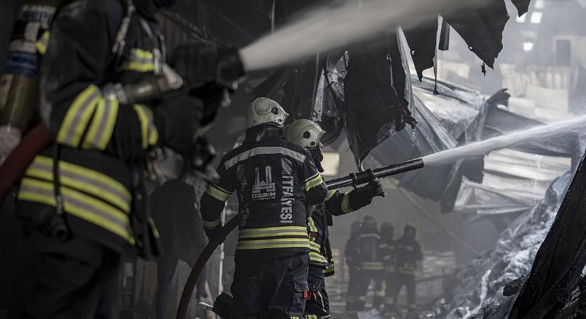 Pusztító tűz ütött ki egy raktárépületben, többen meghaltak
