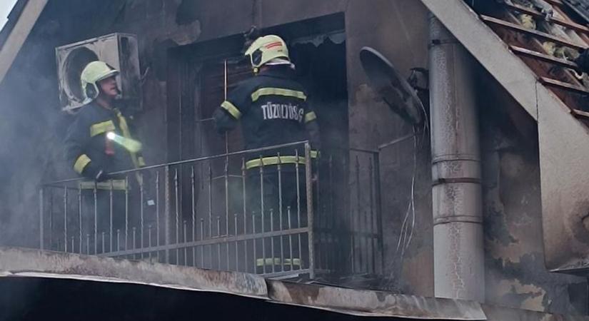 Családi ház tárolója ég Nyíregyházán – három vízsugárral oltják a lángokat (fotók, videó)