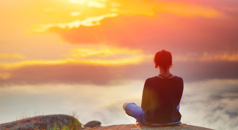 Napi horoszkóp 2025. november 9.: hátrálni kezd a Merkúr, és megkavarja a szálakat