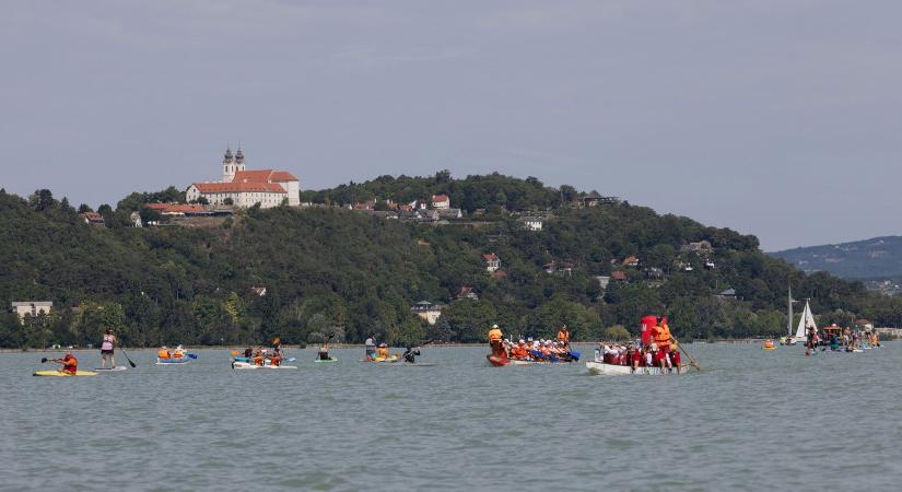 3 óriási sziget bukkant fel a Balatonból, aki látja, alig hiszi el, hogy korábban így nézett ki az ország legnagyobb tava