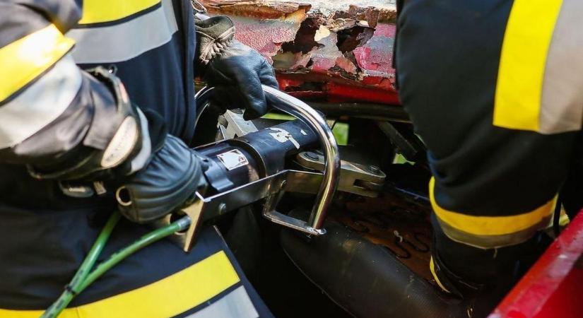 Lesodródott az útról egy autó Alcsútdoboz és Vértesacsa között