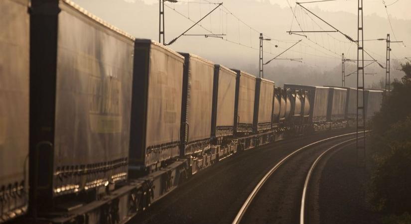 Embert gázolt a tehervonat a győri fővonalon