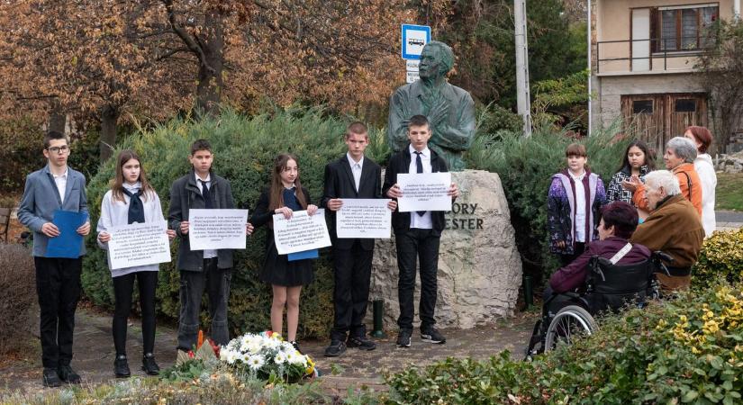 Születésnap alkalmából koszorúztak a Bory téren