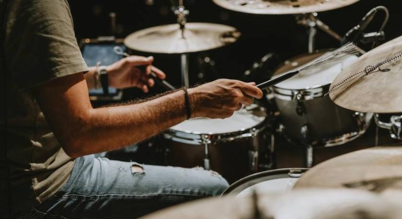 Csak ennyit hall valójában egy dobos a koncertből: meglepő videó került ki Azahriah fellépéséről