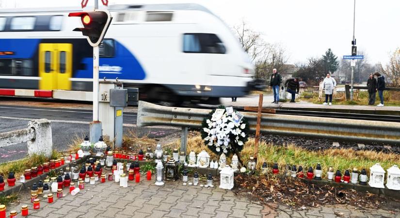 A koszorún a halott fiatalok képei, a gyászolók sorra érkeznek a keddi tragédia helyszínére – videóval, galériával