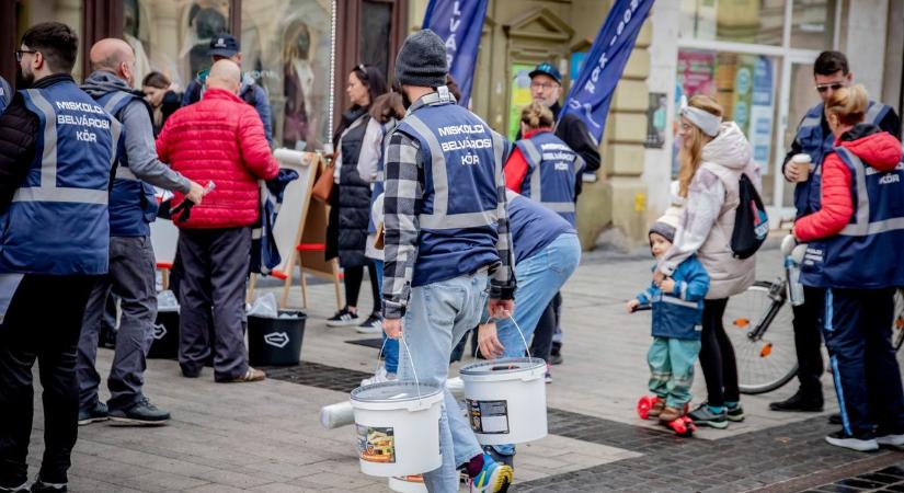 Rekordszámú önkéntes dolgozott Miskolc belvárosában – hét kapualj is megújulhat egy nap alatt (fotók, videó)