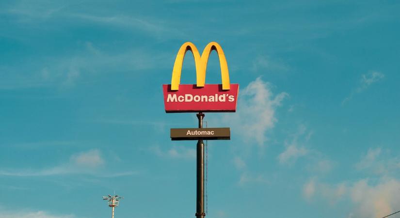 Repült a pohár: durván elfajult a vita a népszerű gyorsétteremben - Videó