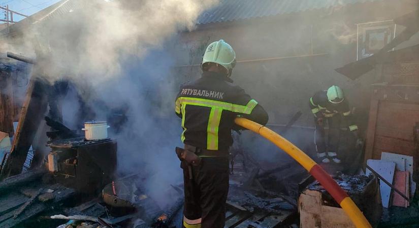 Nagyszőlősön leégett egy gazdasági épület – a tűzoltók megakadályozták, hogy a lángok átterjedjenek a lakóházra