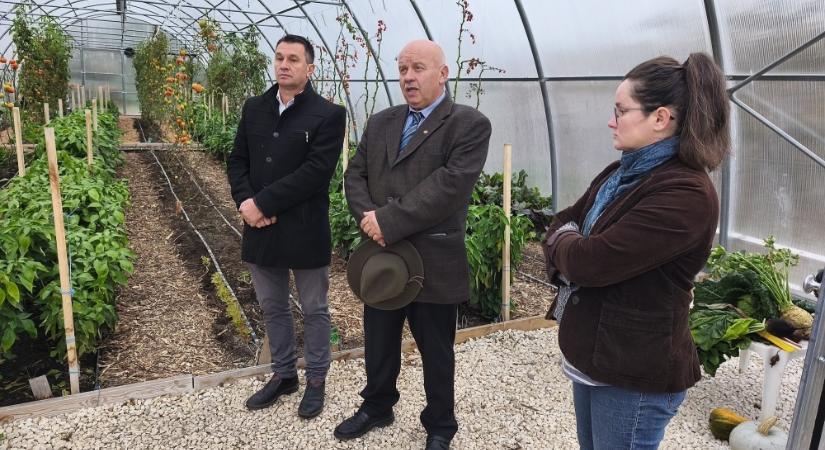 Ahol a tudás gyökeret ver: Átadták Pencen a Jövőnk Kertje mintakertet