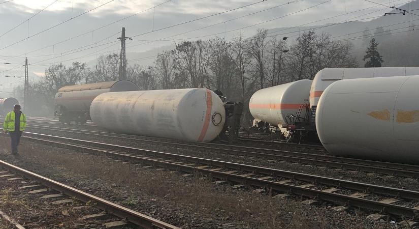 Lassan két éve kisiklott szerelvények hevernek Nagymarosnál a síneken