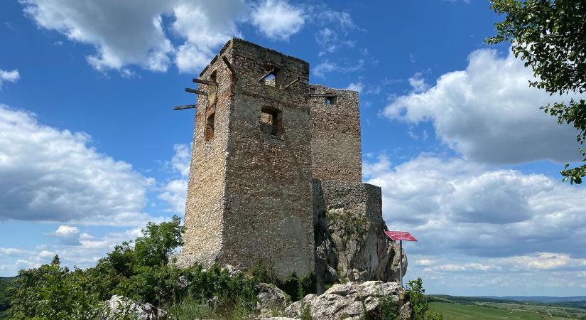Vár-vandálok 1:1 – Újra kereshetjük a Bakonyban elrejtett kincsesládákat!