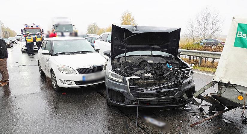 Képeken az M5-ös autópályán történt tömegbaleset: hat autó és egy kamion ütközött