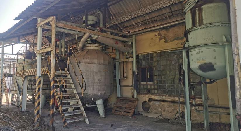 Így néz ki ma egy elhagyatott festék- és lakkgyár valahol Fejér vármegyében