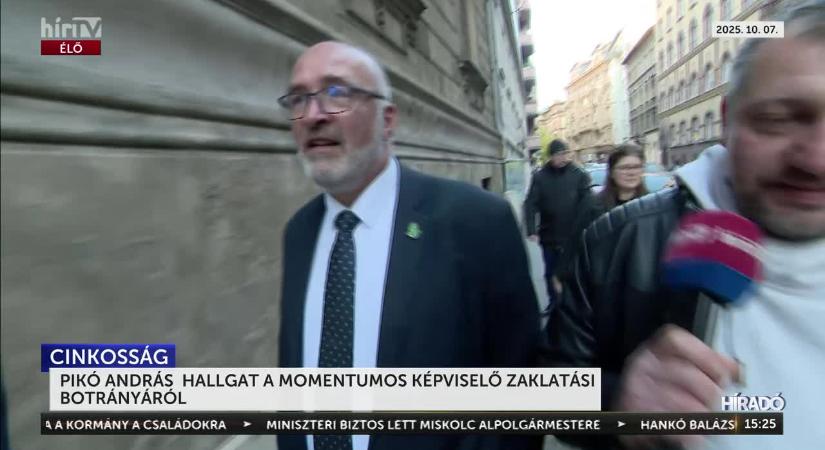 Pikó András falaz a nők zaklatásával vádolt momentumos képviselőnek?