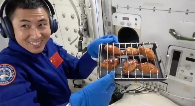Ez aztán a Mennyei Palota: BBQ csirkeszárny és steak is készült a kínai űrállomás új sütőjével (videó)