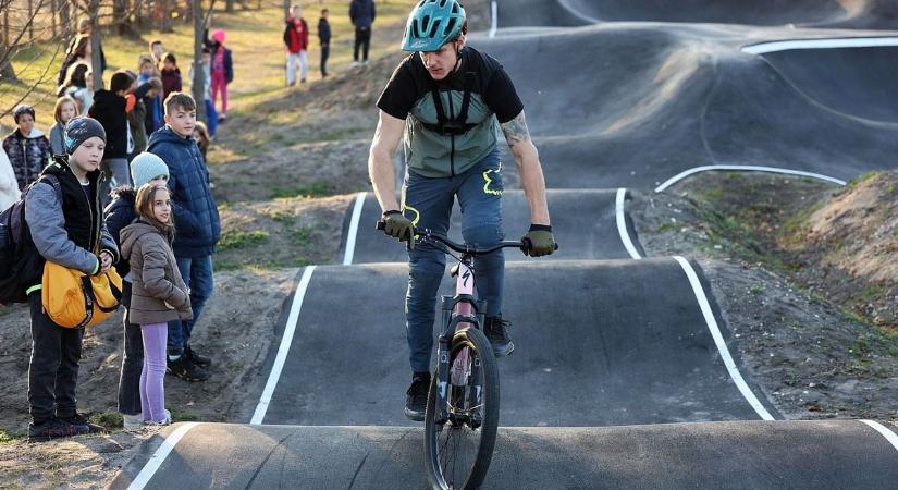 Látványos bemutatóval adták át a kerékpáros pumpapályát Kiskunhalason – fotók