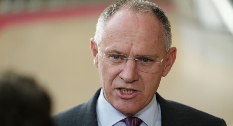 Megszólalt az osztrák belügyminiszter a határon rekedt Fradi-vonatról, Szijjártó Péternek is üzent