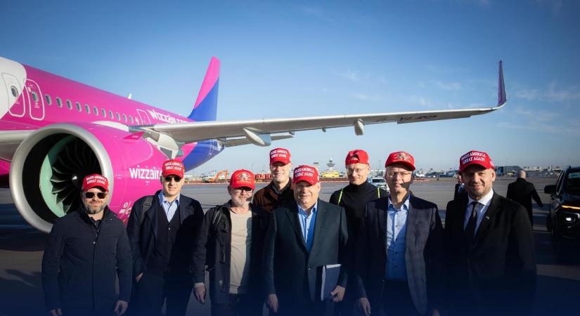 Orbán Viktor és delegációja Trump-sapkás csoportképpel jelezte, hogy hazaindultak