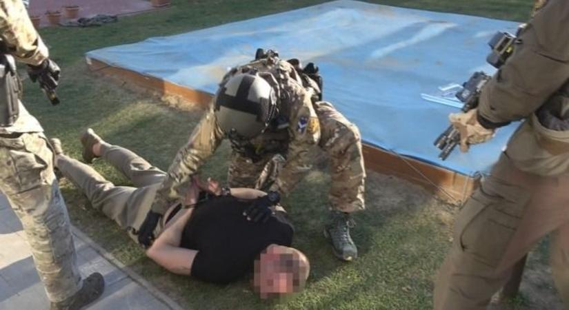 Vérfagyasztó eset a XV. kerületi óvodában: Kattant a bilincs a késsel betörő férfi kezén