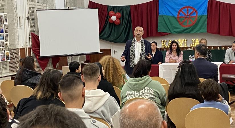„Nyelvében él a nemzet” – roma nyelvi konferenciát rendezett a Kalyi Jag
