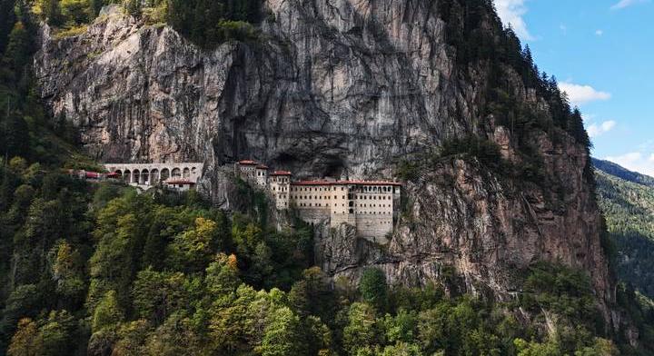 Sziklafalra épült csoda: 1600 éve dacol a gravitációval ez a kolostor