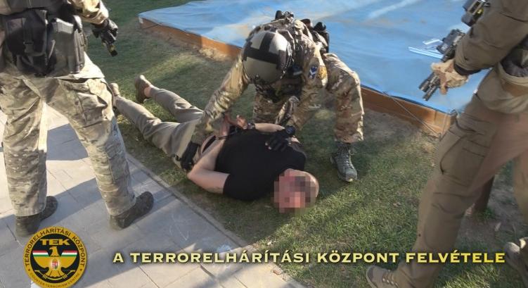 Körözés alatt állt az a férfi, aki késsel a kezében mászott be egy XV. kerületi óvoda udvarába