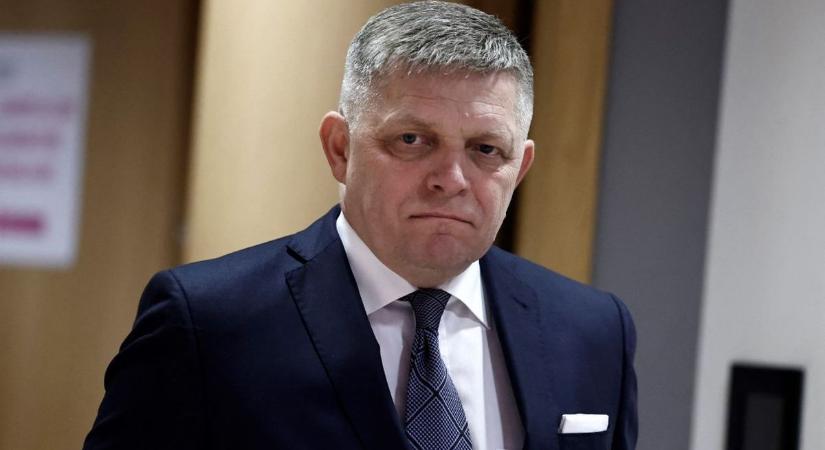 „Hogy ízlik Putyin f*sza” – trágár szövegekkel tiltakoztak Fico ellen egy szlovák iskolánál